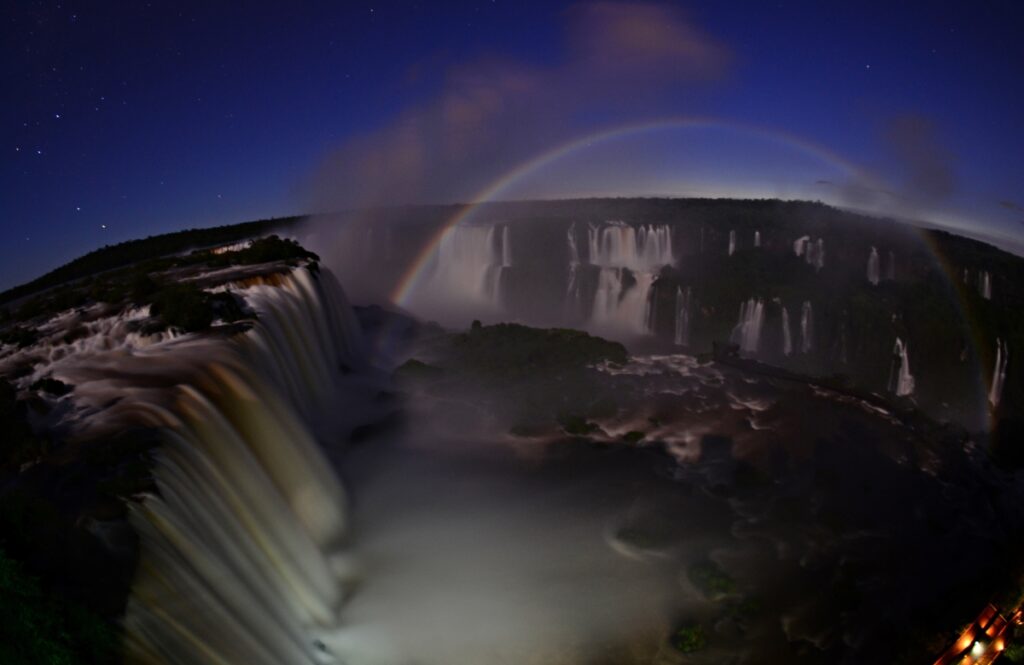 Noite nas Cataratas com lua cheia