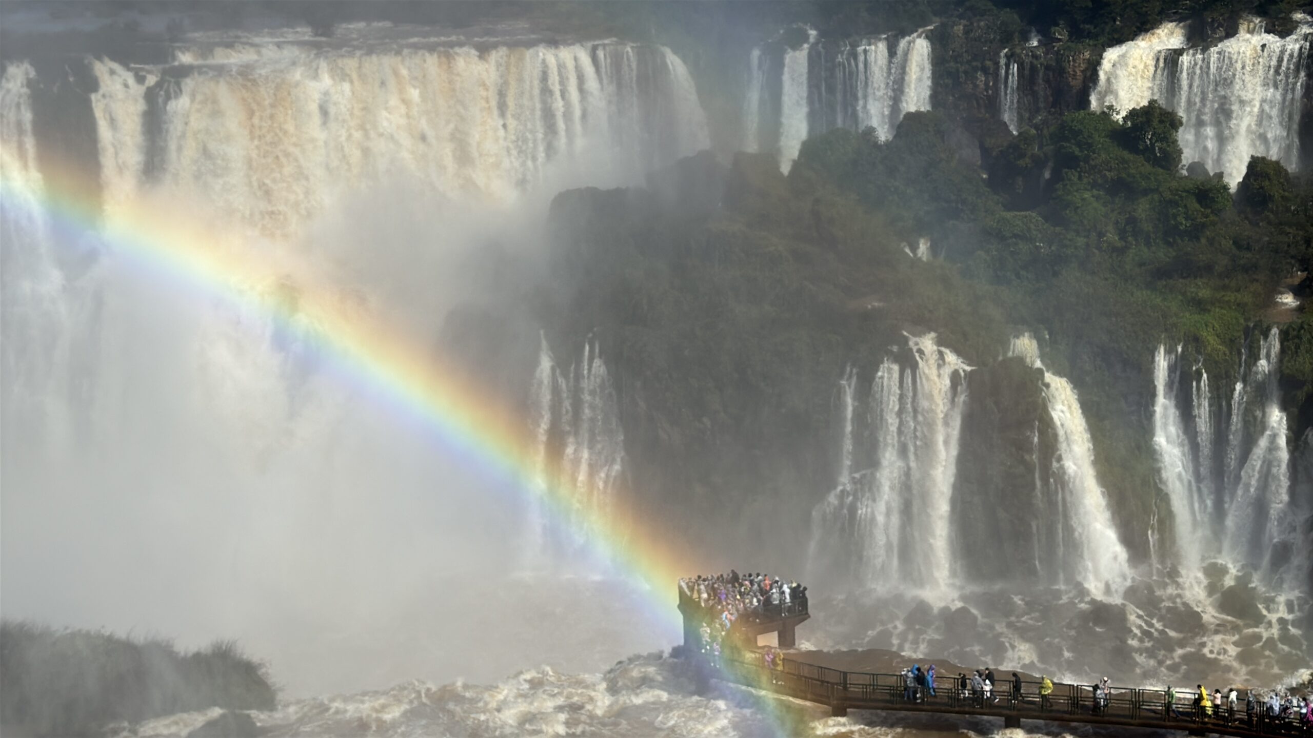 Iguazu Falls records flow of 4.9 million liters per second